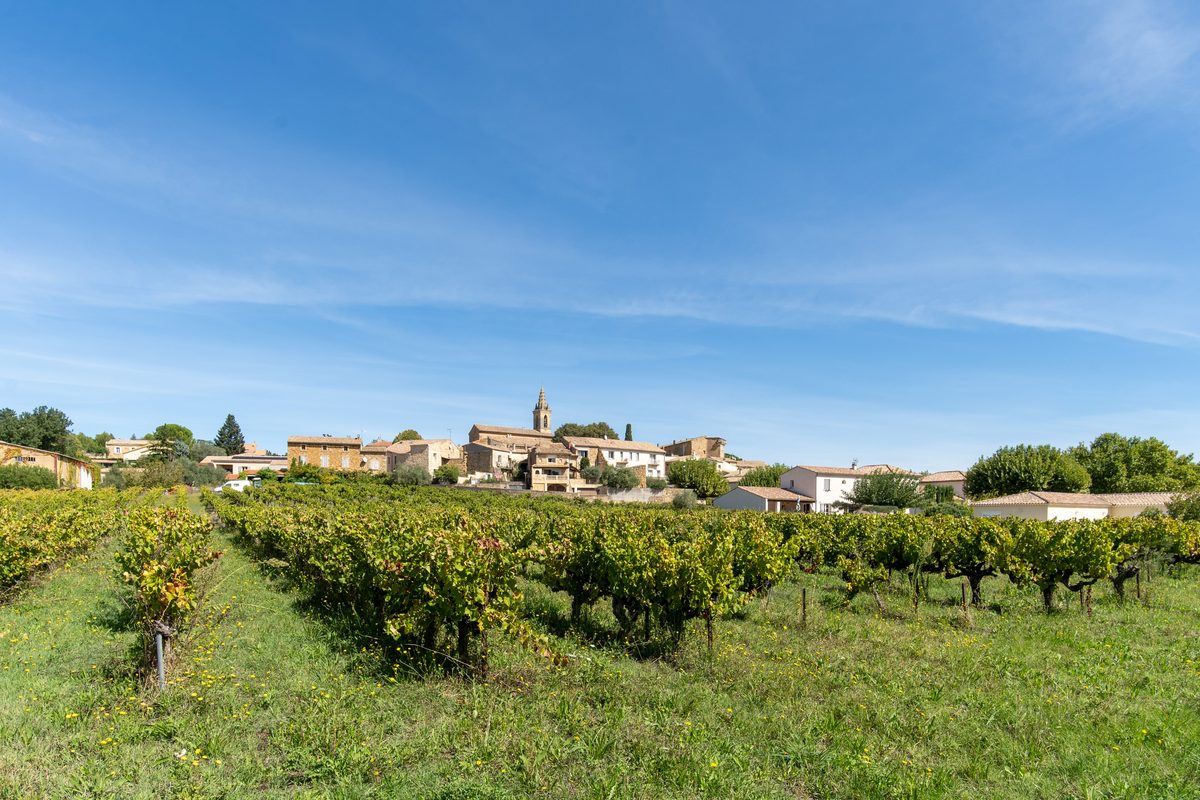 Le terrain du Bellevue face au village de Gaujac, entre les vignes