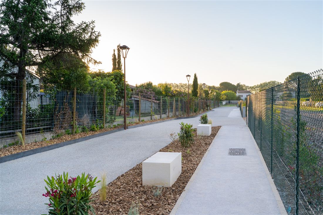 Allée bordée de plantations et de lampadaires — réalisation BK Groupe